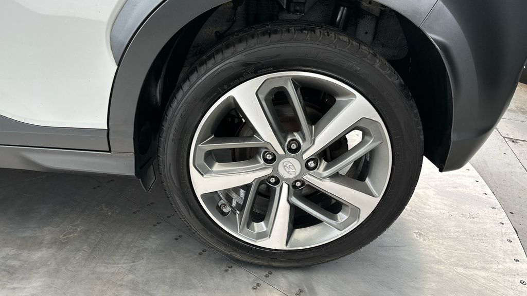 Hyundai Kona Hatchback Silver #27