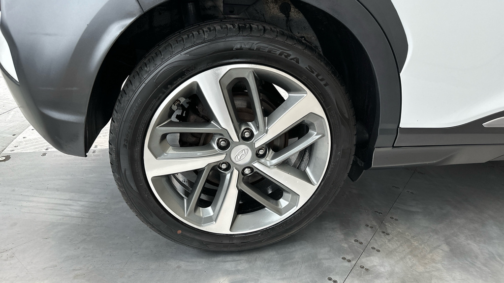 Hyundai Kona Hatchback Silver #28