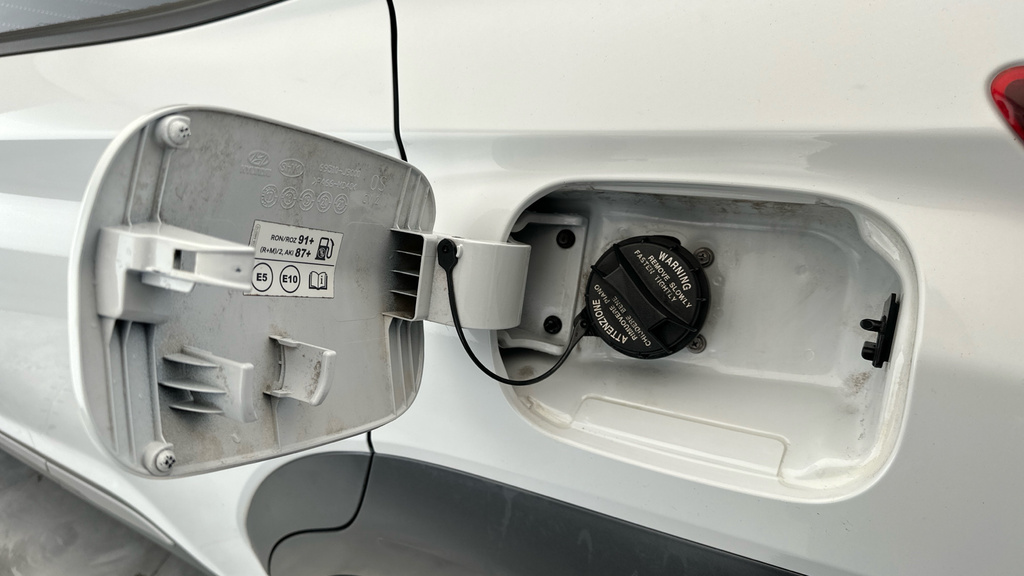 Hyundai Kona Hatchback Silver #30