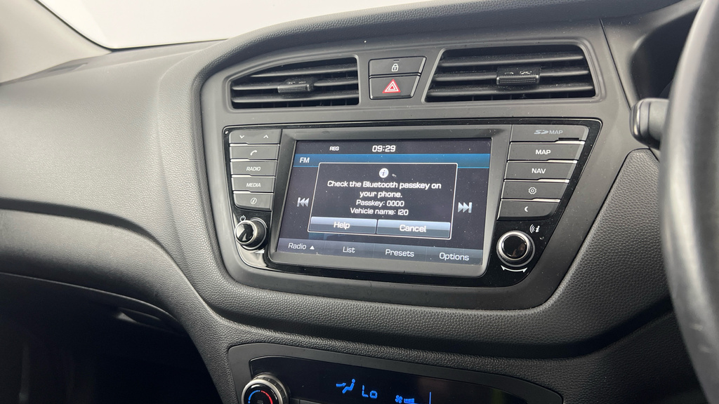 Hyundai I20 Se White #17
