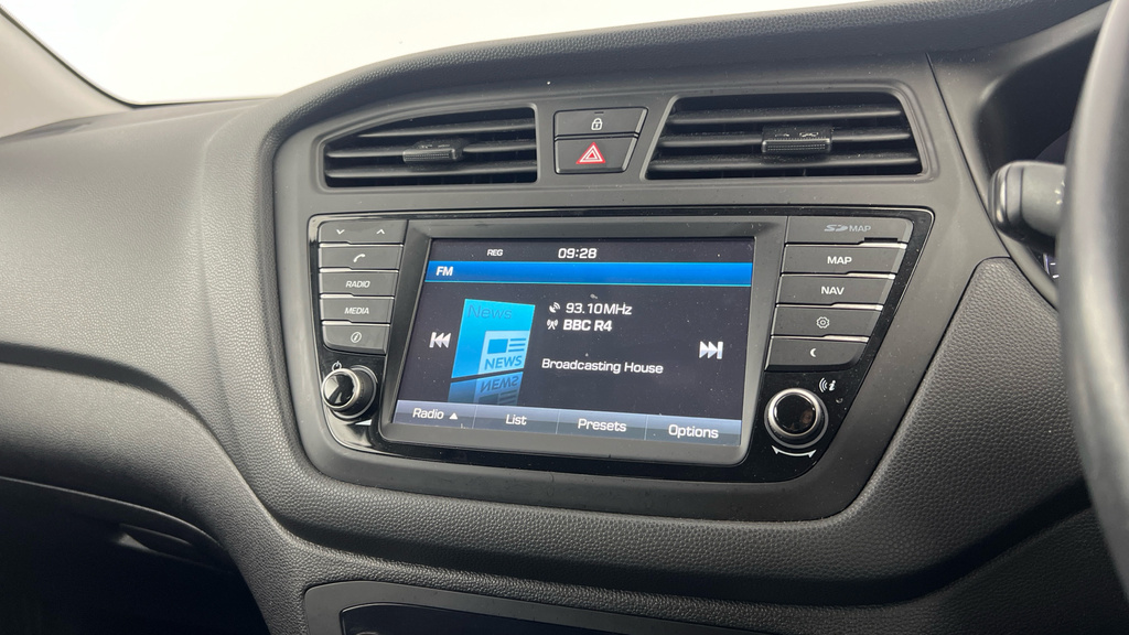 Hyundai I20 Se White #13