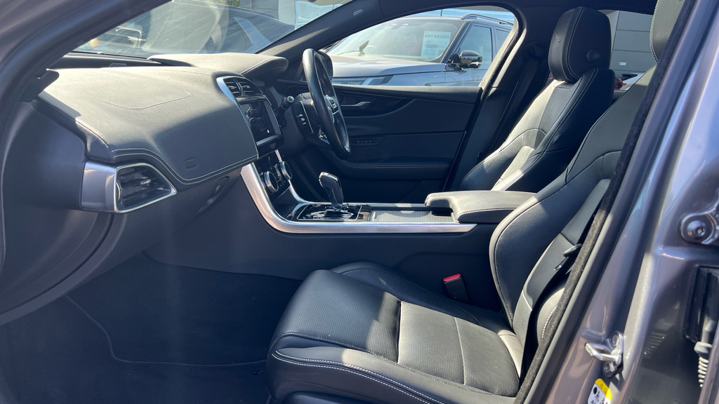 Jaguar XE 2.0 R-dynamic Hse 296 Bhp Red #27