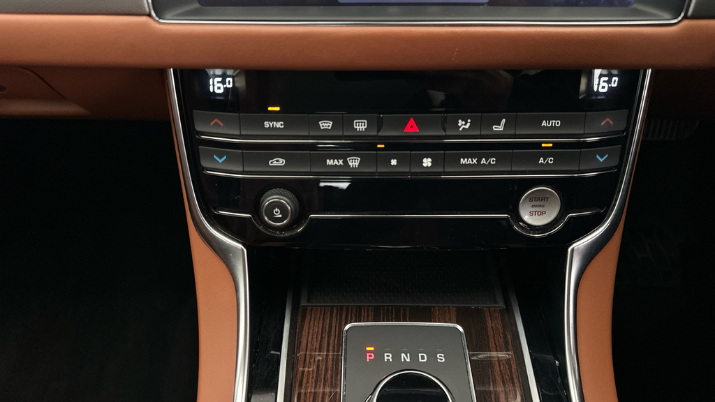 Jaguar XF 3L S Black #18