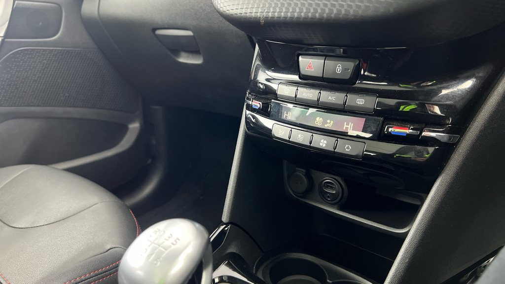 Peugeot 2008 Active White #15