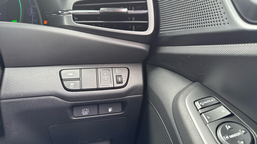 Hyundai Ioniq Premium White #21