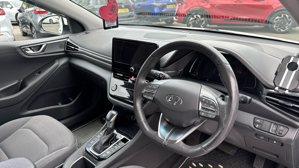 Hyundai Ioniq Premium White #9