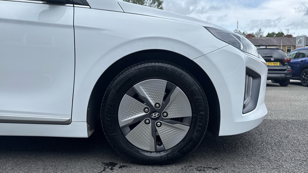Hyundai Ioniq Premium White #20