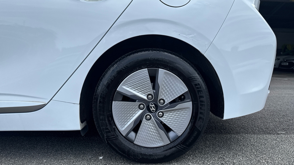 Hyundai Ioniq Premium White #18