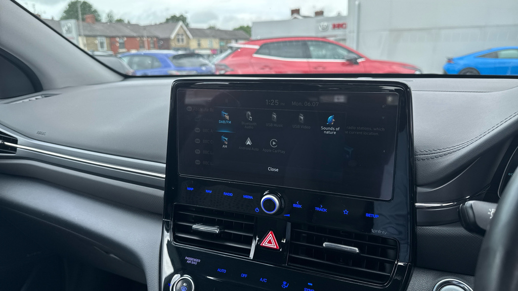 Hyundai Ioniq Premium White #37
