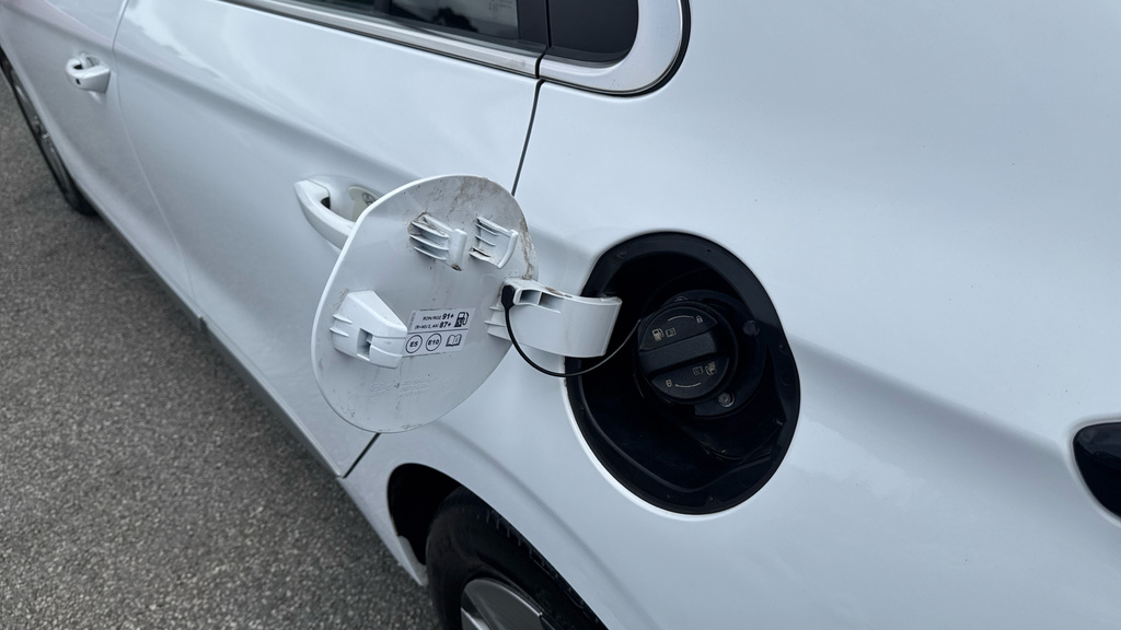 Hyundai Ioniq Premium White #23