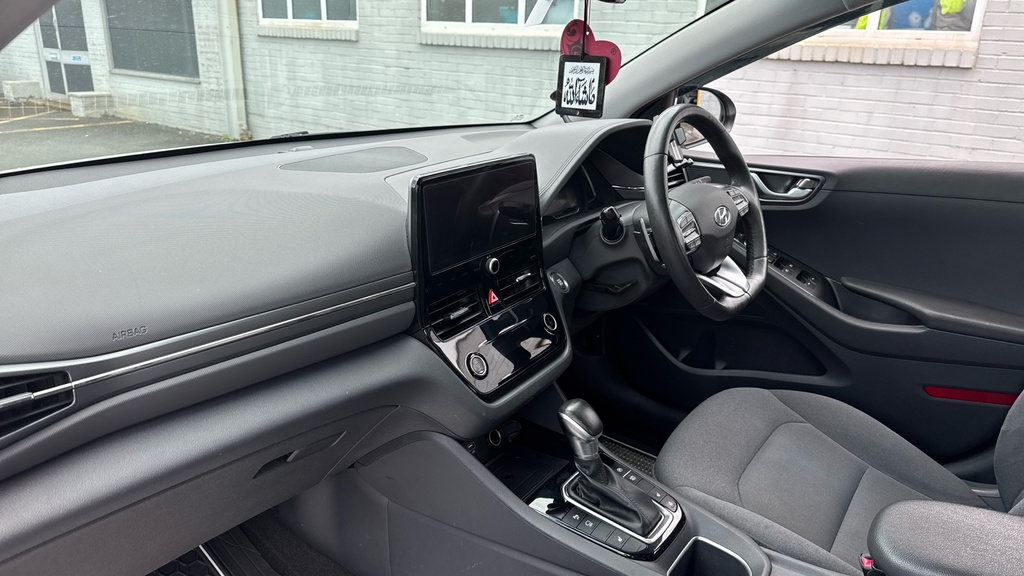 Hyundai Ioniq Premium White #10