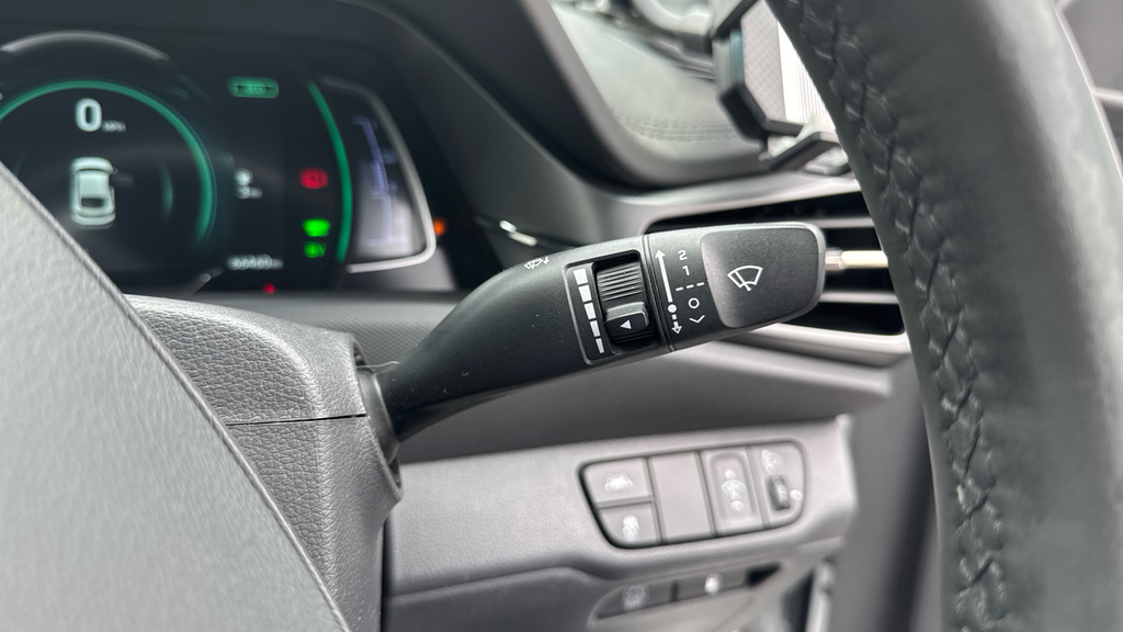 Hyundai Ioniq Premium White #26