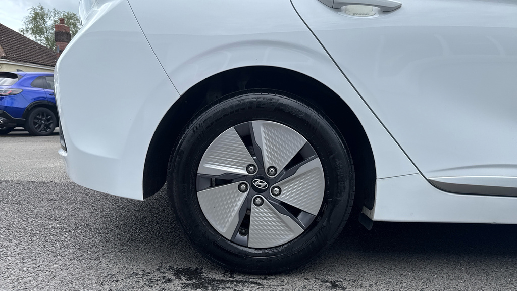 Hyundai Ioniq Premium White #19
