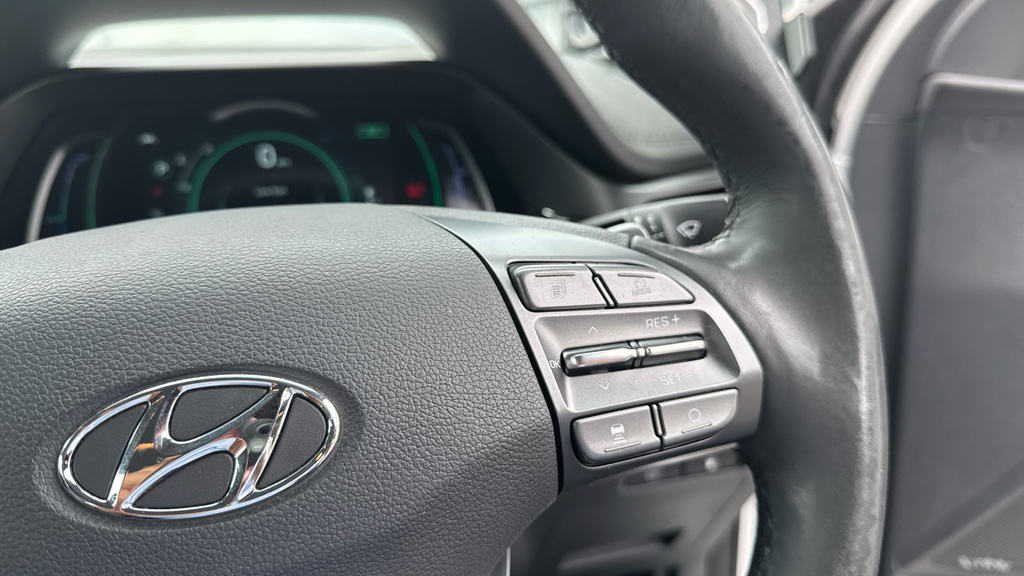 Hyundai Ioniq Premium White #24