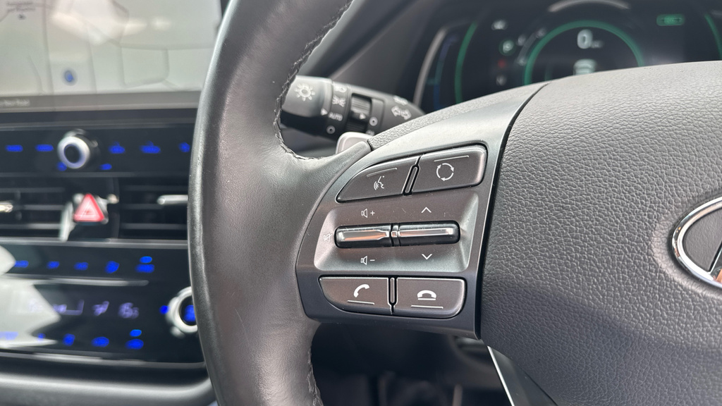 Hyundai Ioniq Premium White #25