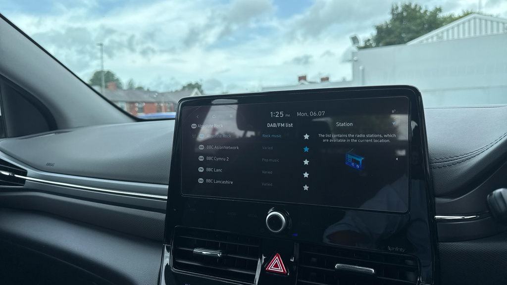 Hyundai Ioniq Premium White #36