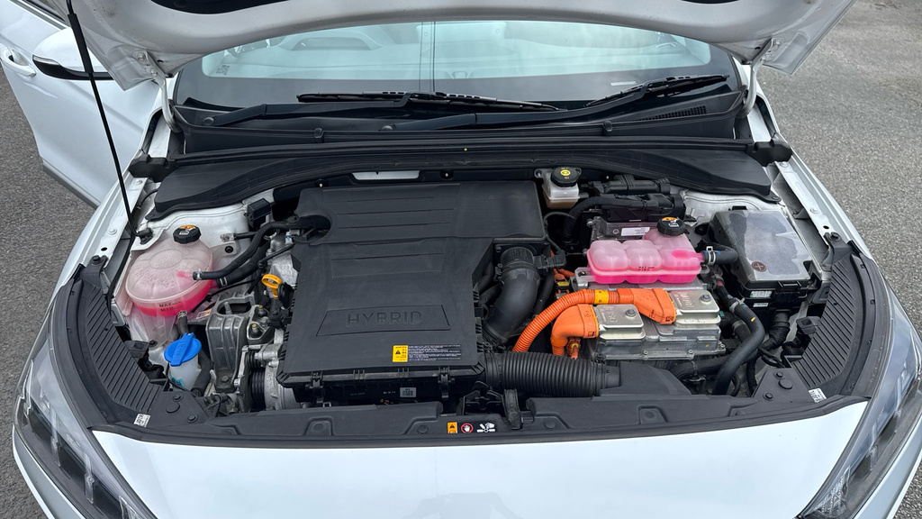 Hyundai Ioniq Premium White #16