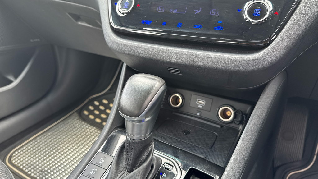Hyundai Ioniq Premium White #22