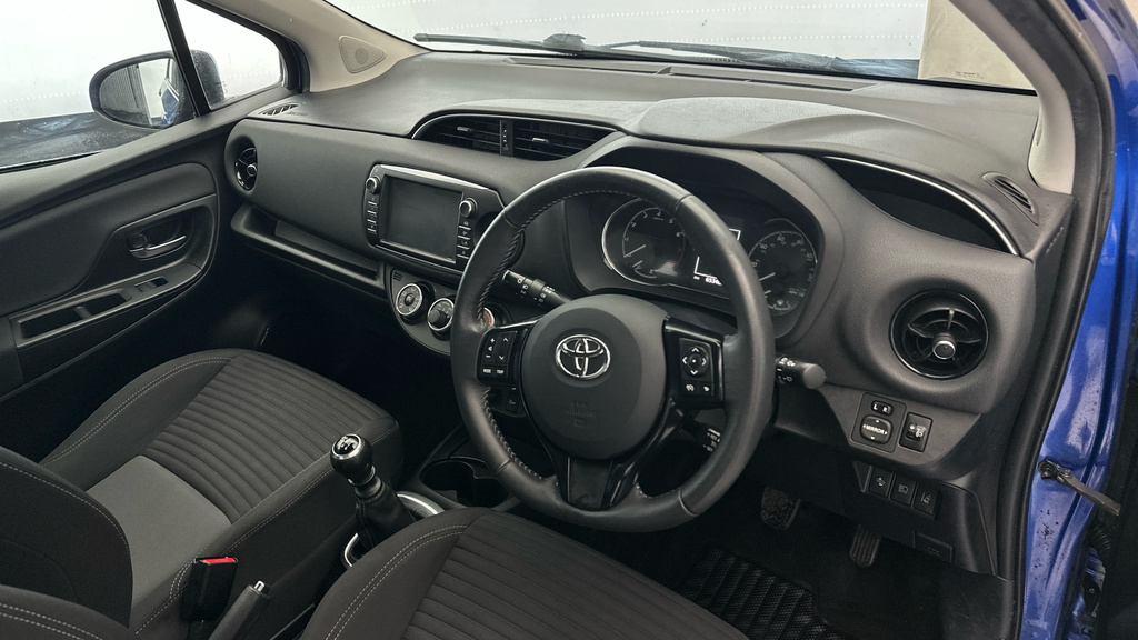 Toyota Yaris Icon Tech Red #9