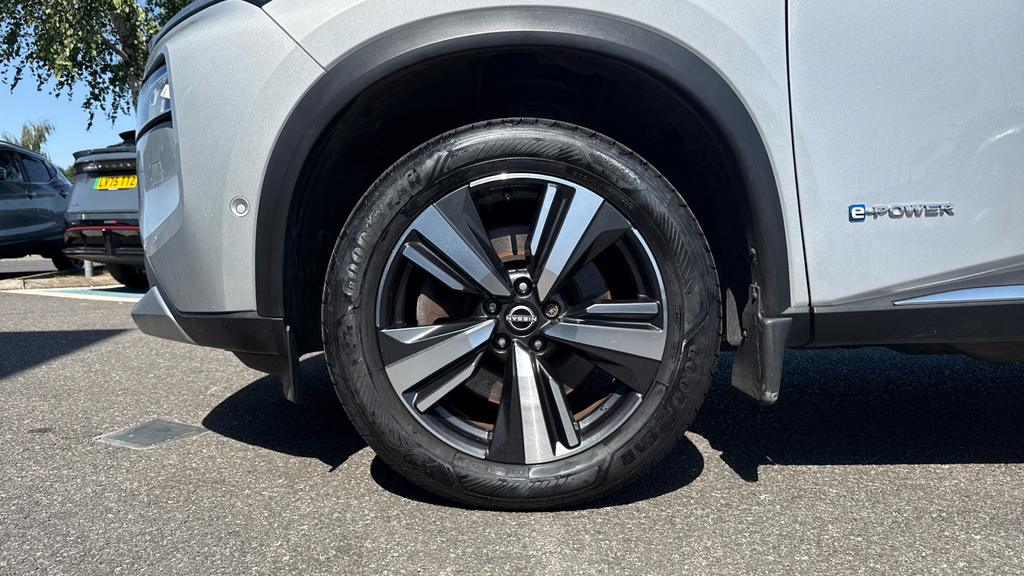 Nissan X-Trail Tekna White #19