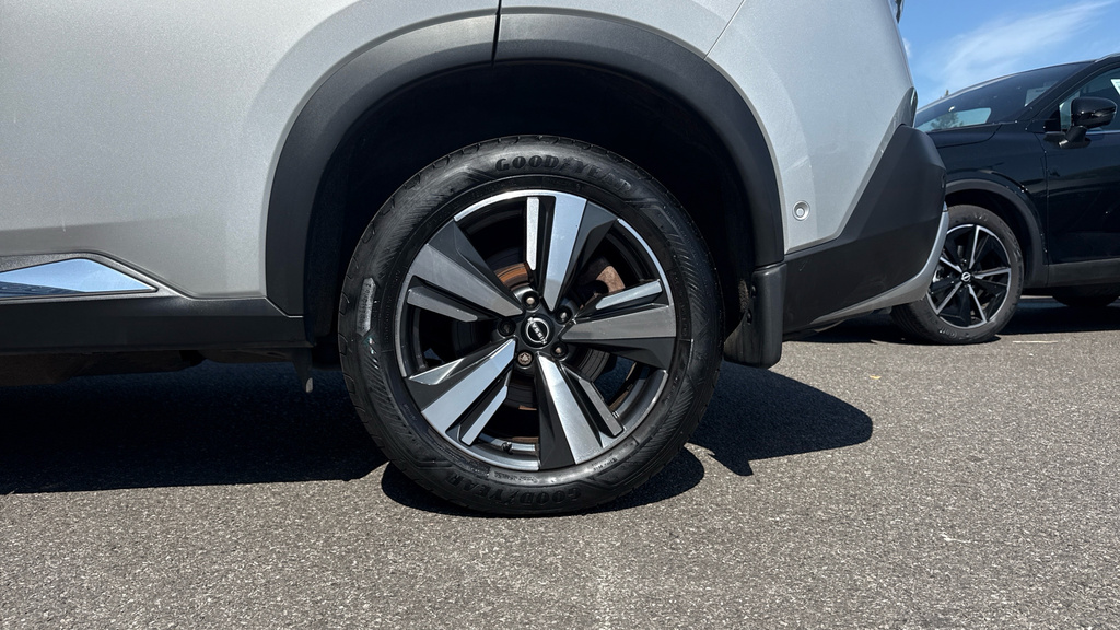 Nissan X-Trail Tekna White #18