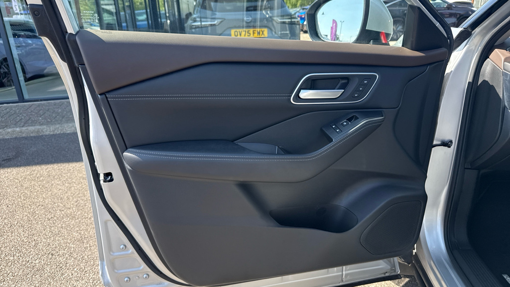Nissan X-Trail Tekna White #24