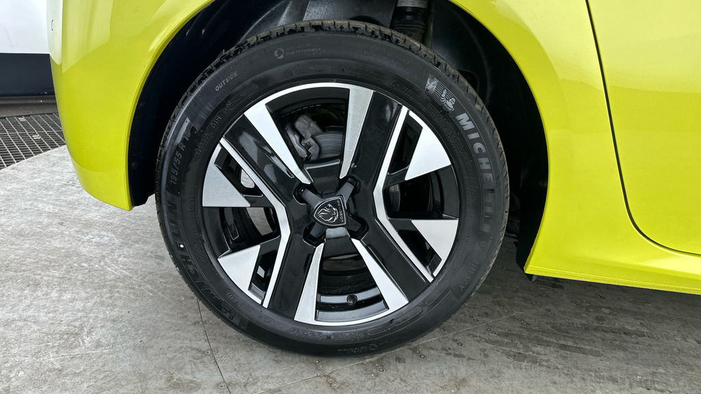 Peugeot 208 1.2 Puretech Active Yellow #25