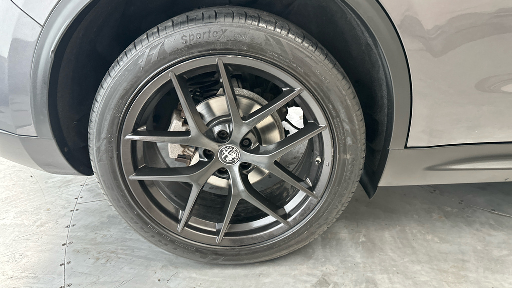 Alfa Romeo Stelvio Green #25
