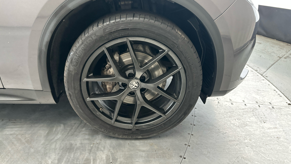 Alfa Romeo Stelvio Green #26