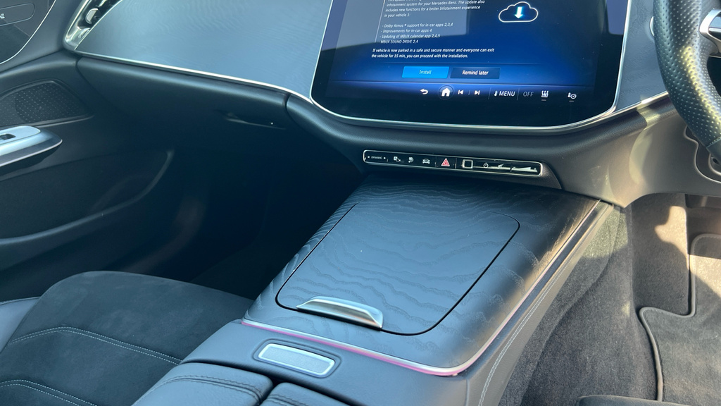 Mercedes-Benz E Class E200 Exclusive Premium 9G-tronic Black #42