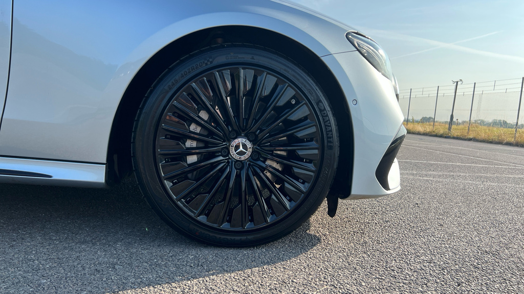 Mercedes-Benz E Class E200 Exclusive Premium 9G-tronic Black #27