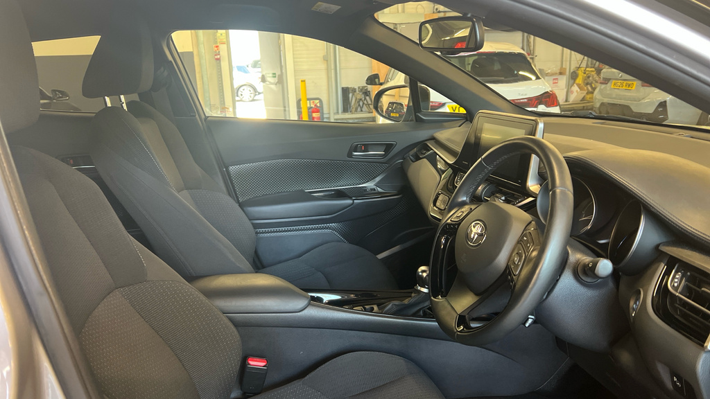 Toyota C-Hr Dynamic White #25