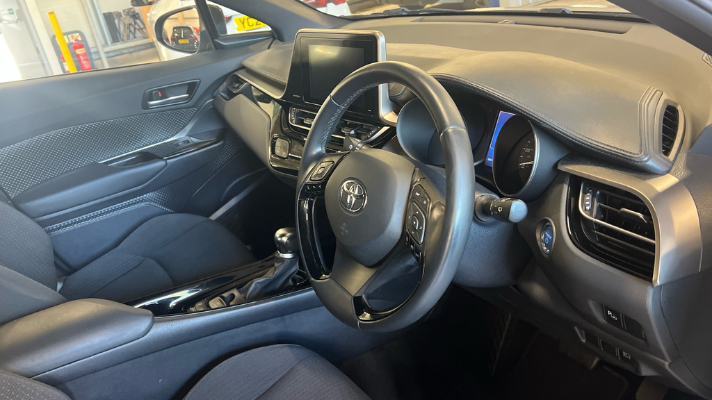 Toyota C-Hr Dynamic White #10