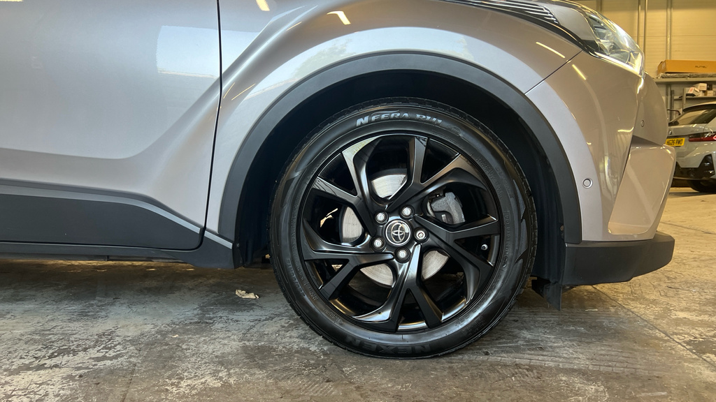 Toyota C-Hr Dynamic White #22
