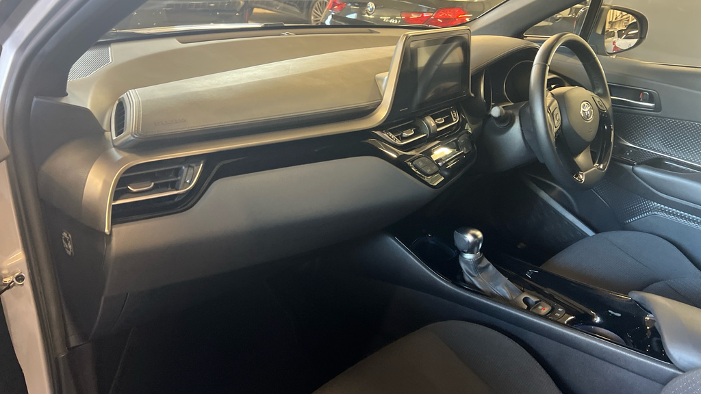 Toyota C-Hr Dynamic White #11