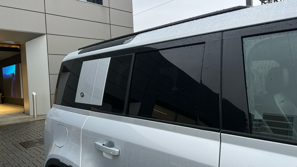 Land Rover Defender D300 Hse Black #14