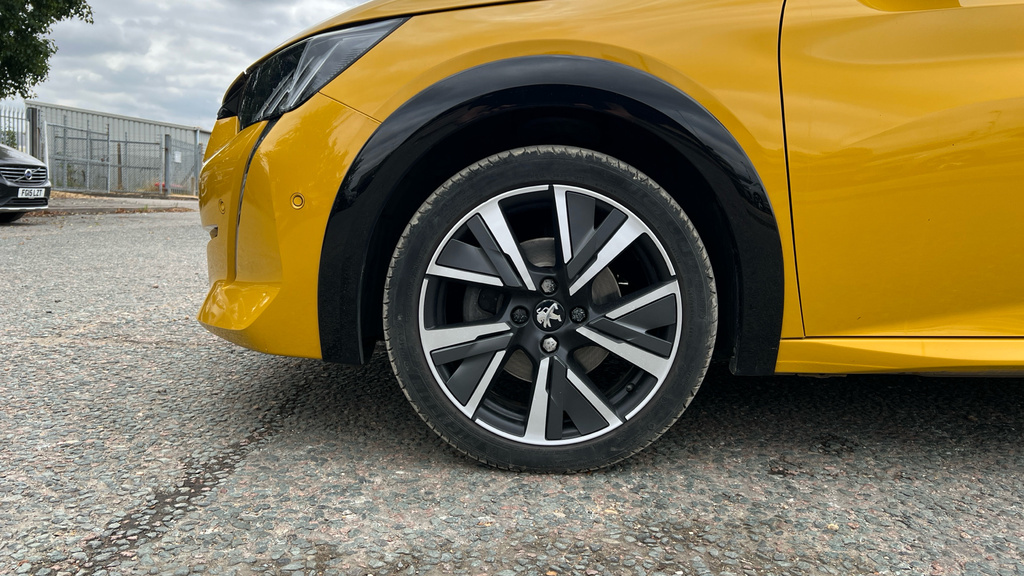 Peugeot 208 Active Premium Black #20