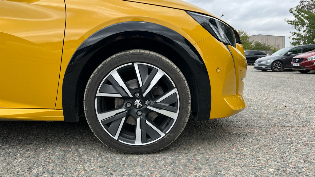 Peugeot 208 Active Premium Black #23