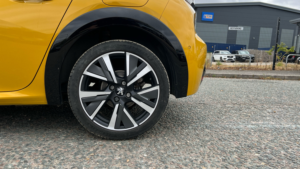 Peugeot 208 Active Premium Black #21