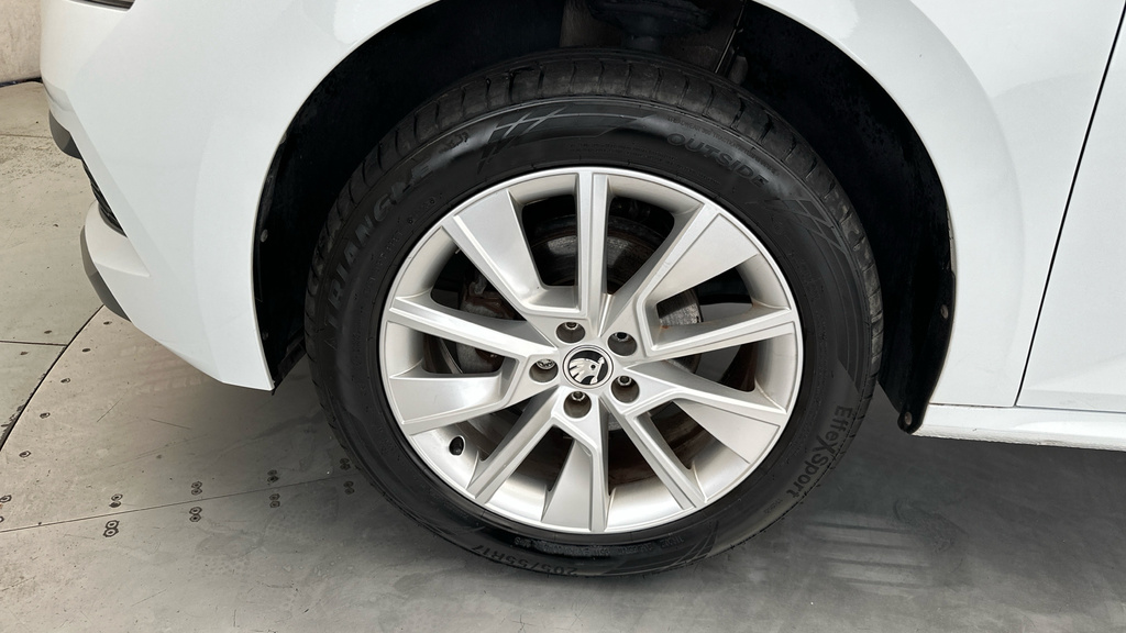 Skoda Kamiq Hatchback White #22