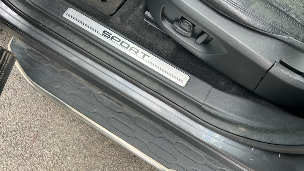 Land Rover Discovery Sport Black #44
