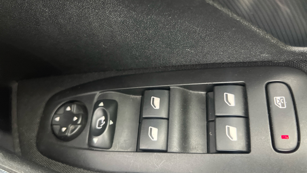 Peugeot 2008 Allure Red #11