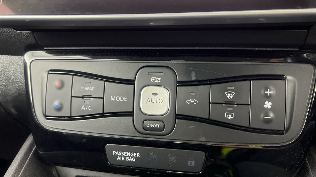 Nissan Leaf 110Kw N-connecta 40Kwh White #18