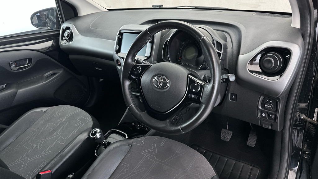 Toyota Aygo X X-play Black #9