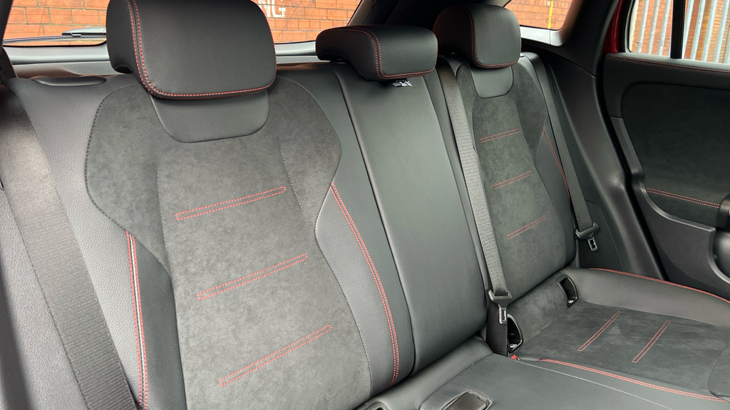 Mercedes-Benz GLA Class Gla 200 Amg Line Premium Red #37