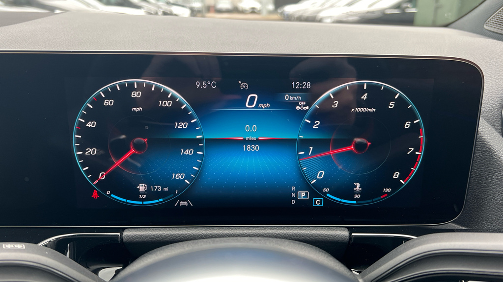 Mercedes-Benz GLA Class Gla 200 Amg Line Premium Red #28