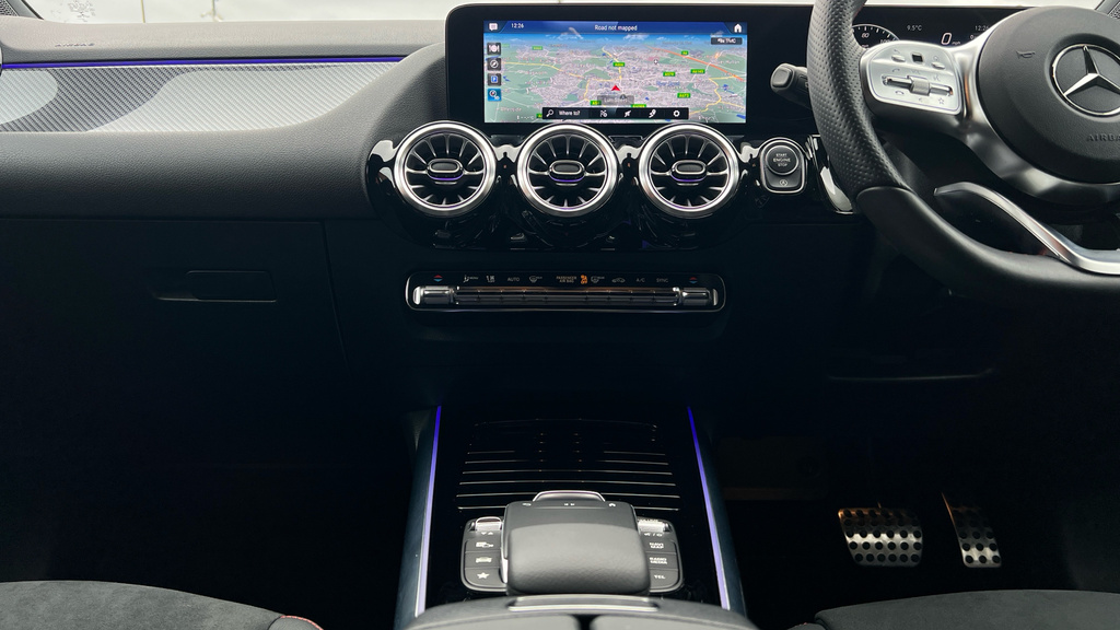 Mercedes-Benz GLA Class Gla 200 Amg Line Premium Red #27