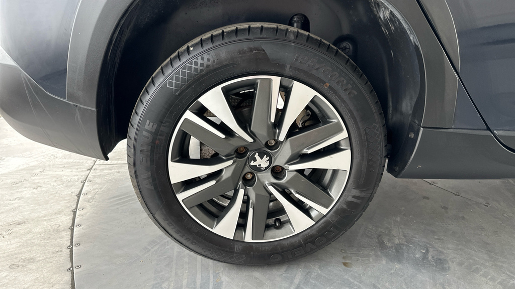 Peugeot 2008 1.2 Puretech Allure Premium Red #21