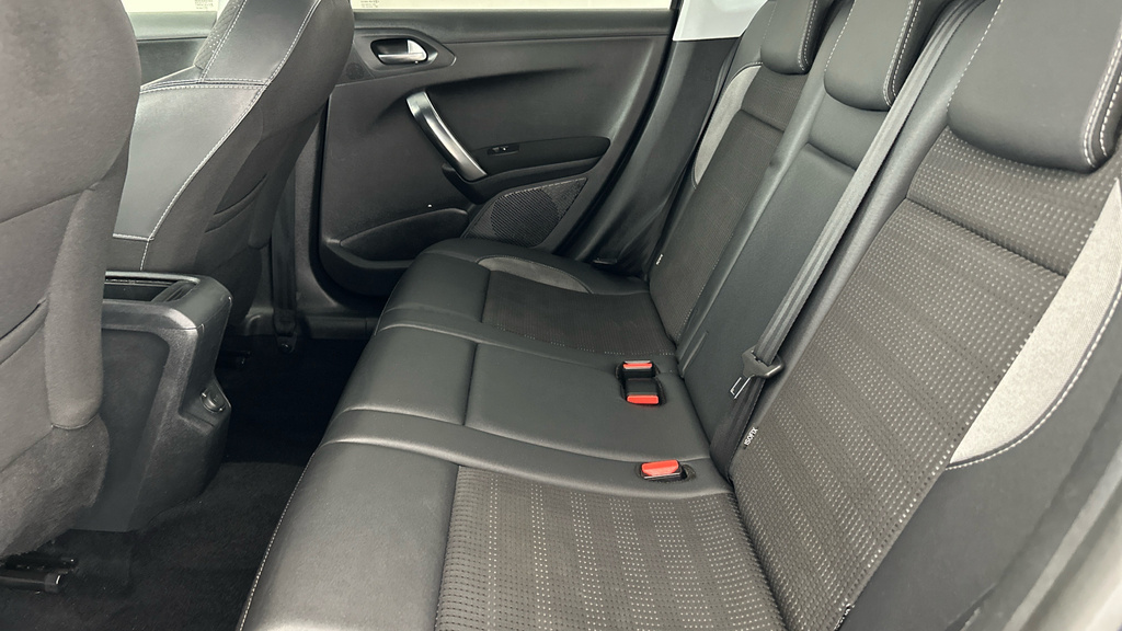Peugeot 2008 1.2 Puretech Allure Premium Red #16