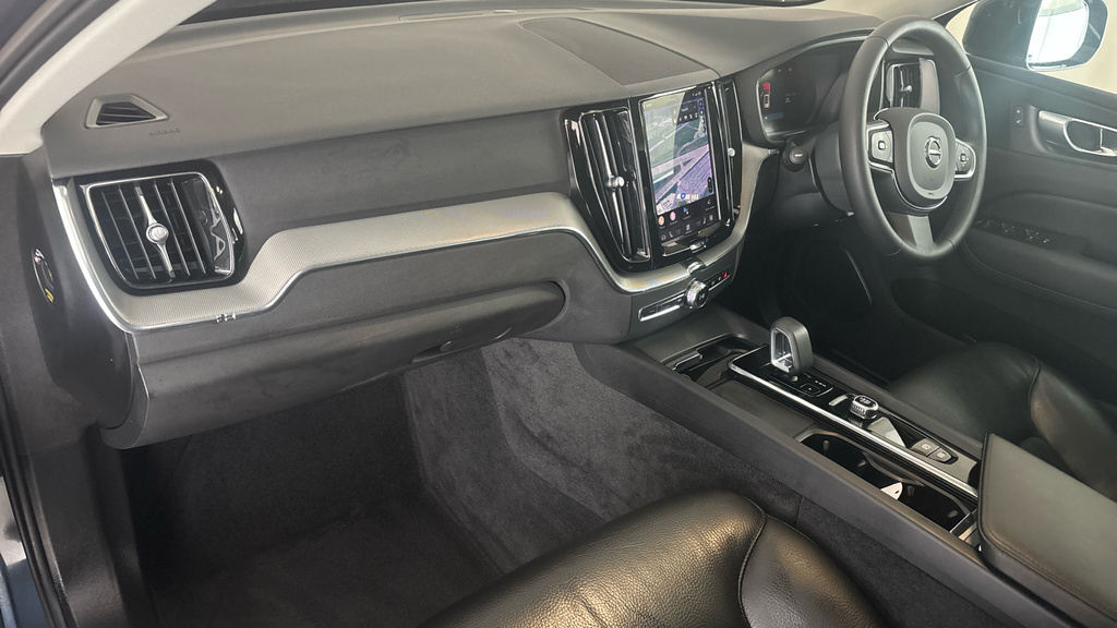 Volvo XC60 B5 P Awd Core Rear Camera, Heated Seats, Apple Grey #10